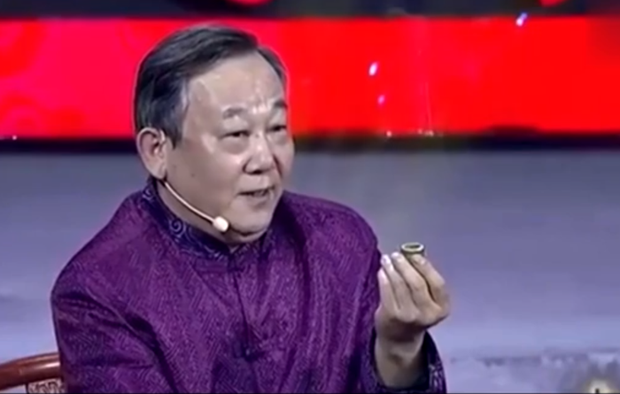 Tuy nhiên, nó không được làm từ ngọc bích như ban đầu tưởng, mà thực tế là từ ngà hải mã đã được nhuộm màu để giống ngọc bích.