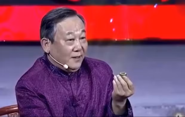 Tuy nhiên, nó không được làm từ ngọc bích như ban đầu tưởng, mà thực tế là từ ngà hải mã đã được nhuộm màu để giống ngọc bích.