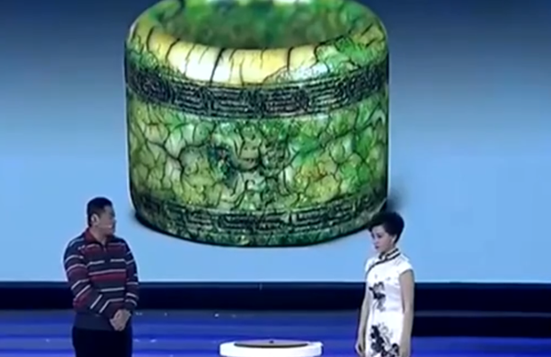 Chiếc nhẫn này được mô tả có màu sắc đẹp nhưng có nhiều vết nứt trên bề mặt. Sau khi kiểm tra kỹ, chuyên gia tiết lộ món đồ này là hàng thật, nhưng họ không dám định giá nó.