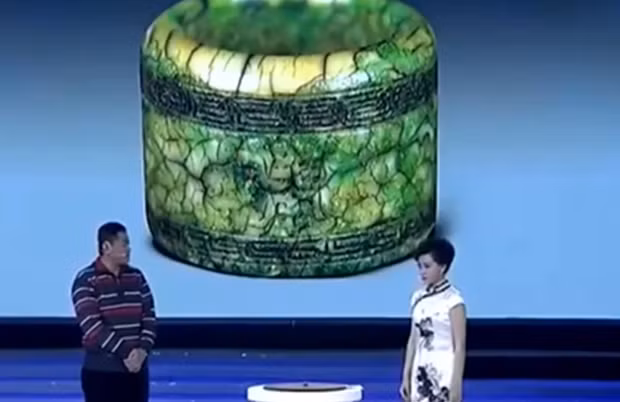 Chiếc nhẫn này được mô tả có màu sắc đẹp nhưng có nhiều vết nứt trên bề mặt. Sau khi kiểm tra kỹ, chuyên gia tiết lộ món đồ này là hàng thật, nhưng họ không dám định giá nó.