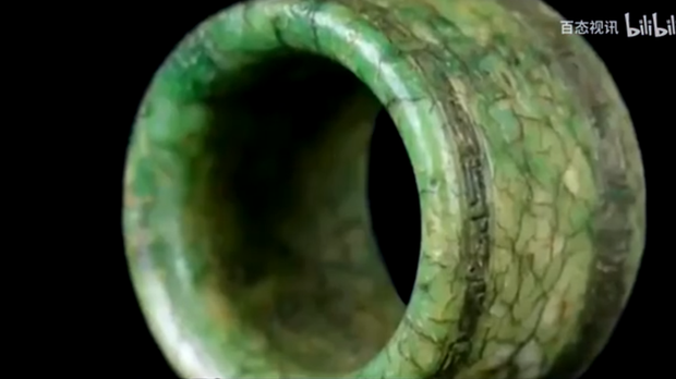 Chi tiết hơn, chiếc nhẫn được xác định là một sản phẩm thủ công mỹ nghệ từ cách đây 300 năm, thuộc thời kỳ nhà Thanh.