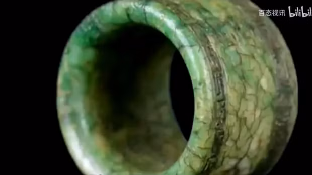 Chi tiết hơn, chiếc nhẫn được xác định là một sản phẩm thủ công mỹ nghệ từ cách đây 300 năm, thuộc thời kỳ nhà Thanh.