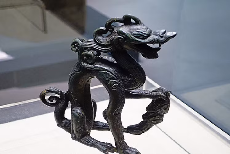 Sau nhiều đêm không ngủ, ông Cheng quyết định liên hệ với Cục bảo vệ di tích văn hóa địa phương để giao nộp cổ vật.