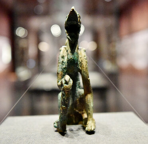 Âm thanh kỳ lạ mà ông Cheng nghe thấy là do miếng kim loại này phát ra, nó hoạt động giống như một chiếc sáo khi có luồng khí cộng hưởng