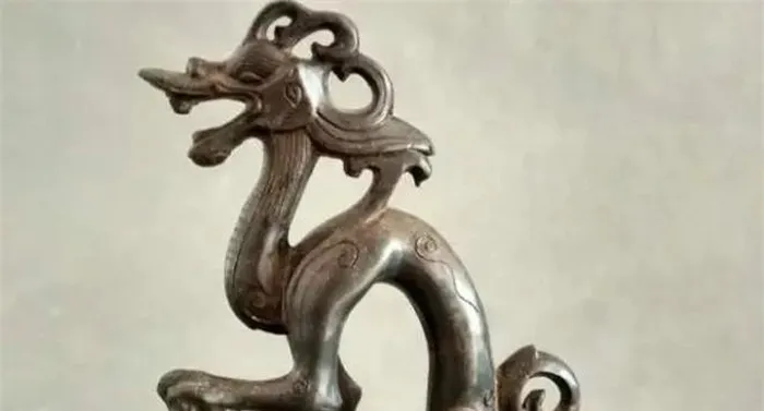 Tuy nhiên, mỗi đêm khi ông Cheng ngủ, miếng kim loại này phát ra tiếng động và tiếng rên kỳ quái khiến ông sợ hãi đến mức chỉ muốn chôn nó ngay lập tức.