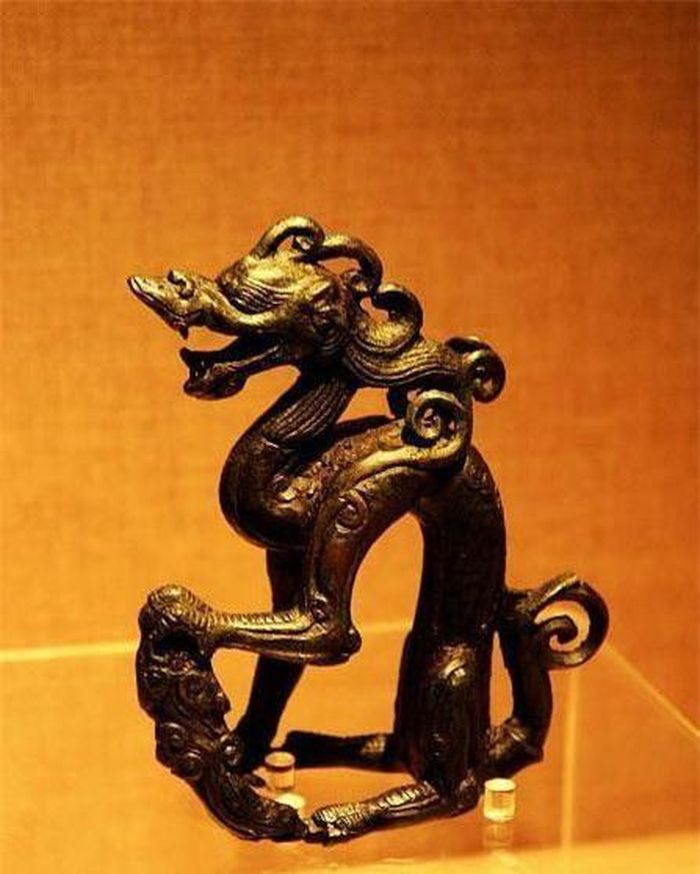 Năm 1965, một người nông dân tên Cheng sống tại Hắc Long Giang, Trung Quốc, đào được một miếng kim loại hình dáng rồng khi ông định lấy gạch từ bức tường thành cổ gần nhà.