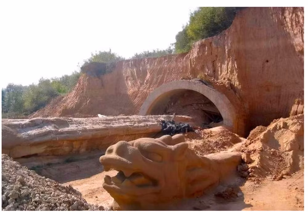 Có nhiều giả thuyết về nguồn gốc của những con rồng đá này. Một số người cho rằng chúng có thể là hoá thạch của một loài khủng long, nhưng các chuyên gia đã loại trừ khả năng này sau khi không tìm thấy dấu vết sinh học trên các cột đá.