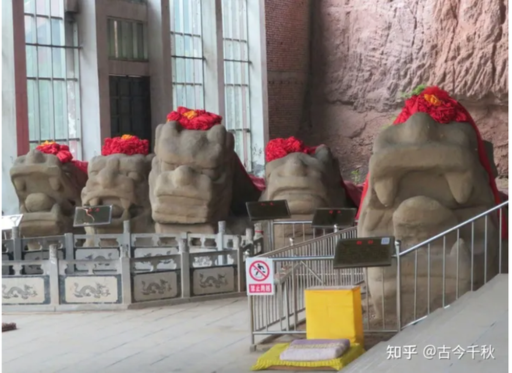 Một giả thuyết khác là những con rồng đá này là sản phẩm của người xưa, có thể do các thợ đá xây dựng để bảo vệ lăng mộ của các vua Triệu.