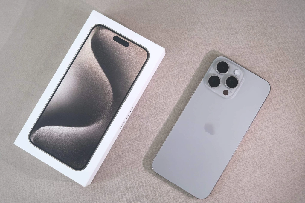 Ngay cả khi thực hiện các tác vụ đơn giản như cuộc gọi FaceTime hoặc xem video Reels trên Instagram, nhiệt độ của thiết bị tăng lên một cách đáng kể. Một video đính kèm cho thấy iPhone 15 Pro đo được nhiệt độ lên tới 42 độ C.