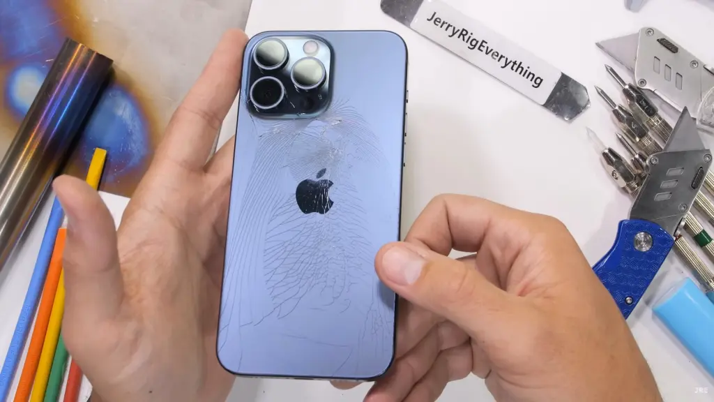 Một số người dùng khác báo cáo rằng hai mẫu iPhone cao cấp này dễ bẻ cong và thậm chí có thể vỡ ngay cả khi bị bẻ bằng tay không. Điều này đã được thể hiện trong một video trên YouTube khi tấm kính mặt sau của iPhone 15 Pro Max bị nứt sau khi bị bẻ.