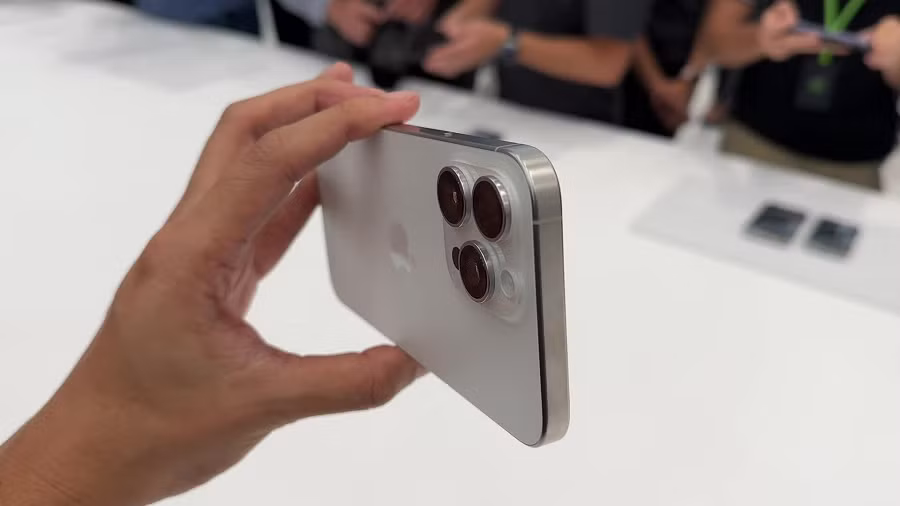 Chuyên gia Ming Chi Kuo cho rằng các vấn đề này có thể xuất phát từ thiết kế hệ thống nhiệt của iPhone 15 Pro và 15 Pro Max, có thể liên quan đến việc giảm diện tích tản nhiệt để làm sản phẩm nhẹ hơn, cũng như việc sử dụng khung titan.