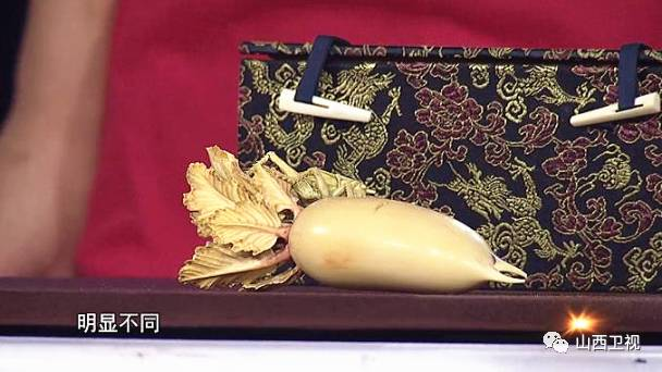 Tuy nhiên, vì không được bảo quản tốt và đã trải qua quá trình phai màu, giá trị của nó đã giảm đáng kể. Chuyên gia cảnh báo, nếu không bảo quản đúng cách, cây củ cải ngà voi này có thể bị hỏng hoặc mất giá trị hoàn toàn.