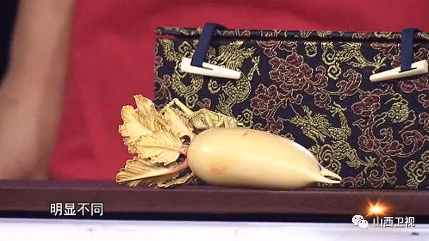 Tuy nhiên, vì không được bảo quản tốt và đã trải qua quá trình phai màu, giá trị của nó đã giảm đáng kể. Chuyên gia cảnh báo, nếu không bảo quản đúng cách, cây củ cải ngà voi này có thể bị hỏng hoặc mất giá trị hoàn toàn.