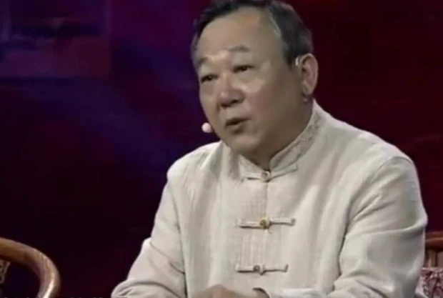 Sau khi tham gia chương trình thẩm định, các chuyên gia tiết lộ rằng cây củ cải cảnh này thực tế được làm từ ngà voi và đã được sơn đỏ ban đầu.