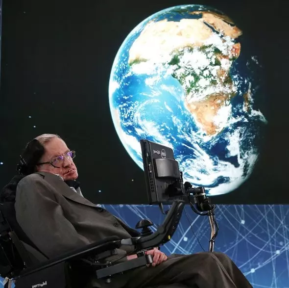 Stephen Hawking tin rằng sự gia tăng dân số và tài nguyên cạn kiệt sẽ buộc con người phải rời bỏ Trái Đất và định cư trên một hành tinh khác vào năm 2060.