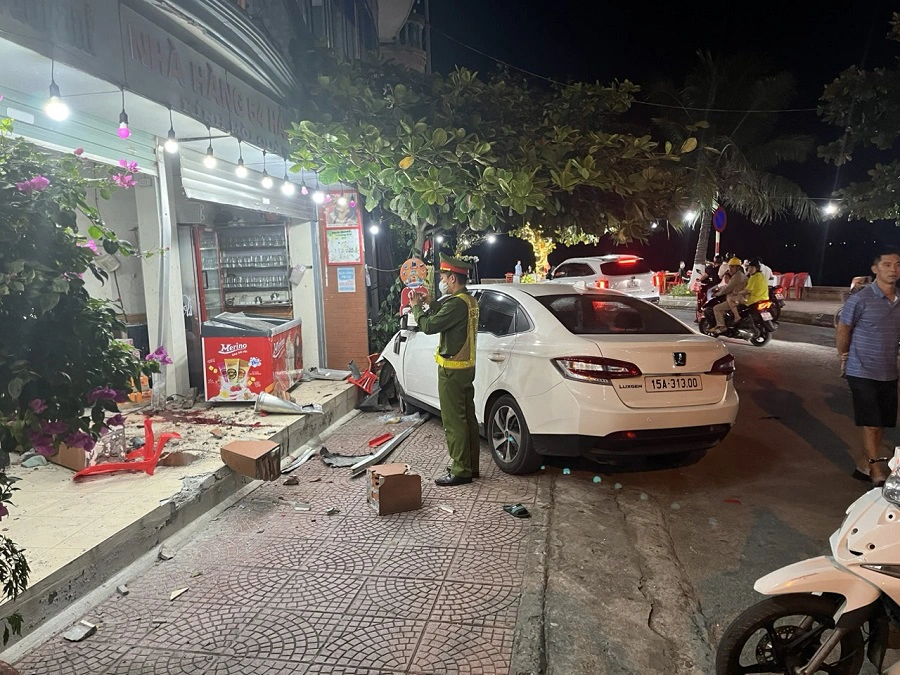 Ô tô tông người ngồi trên vỉa hè Hải Phòng: Tài xế là quân nhân - Hình 2 O to tong nguoi ngoi tren via he Hai Phong: Tai xe la quan nhan-Hinh-2