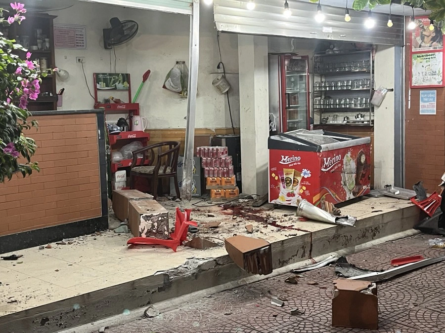 Ô tô tông người ngồi trên vỉa hè Hải Phòng: Tài xế là quân nhân O to tong nguoi ngoi tren via he Hai Phong: Tai xe la quan nhan