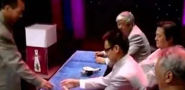 Ban đầu, tấm kim bài nhẹ và không giống vàng nguyên chất, chữ viết trên bảng của tấm kim bài cũng không chính xác.