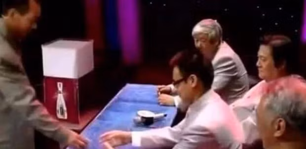 Ban đầu, tấm kim bài nhẹ và không giống vàng nguyên chất, chữ viết trên bảng của tấm kim bài cũng không chính xác.