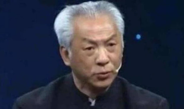 Quan trọng hơn, ở phía bên của huy chương vàng, có 6 chữ rất mờ: "Đúc năm thứ hai Dân Quốc".