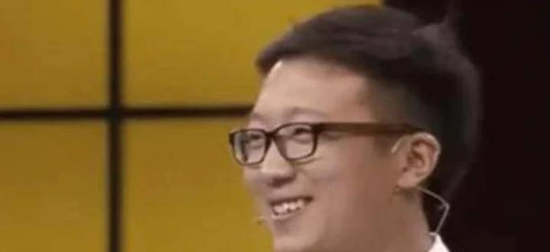 Chuyên gia thẩm định bắt đầu kiểm tra tấm kim bài và phát hiện nhiều điểm khó hiểu.