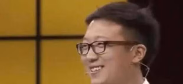 Chuyên gia thẩm định bắt đầu kiểm tra tấm kim bài và phát hiện nhiều điểm khó hiểu.