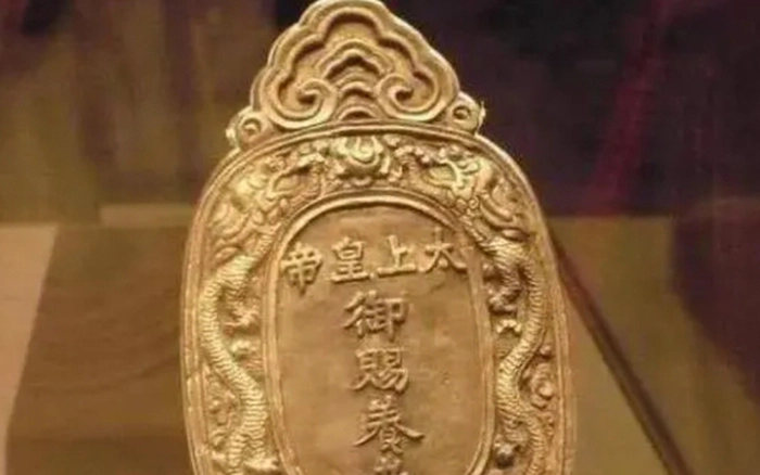 Một người đàn ông đem tấm kim bài miễn tử tham gia một chương trình thẩm định cổ vật và tuyên bố rằng đây là một bảo vật gia truyền.