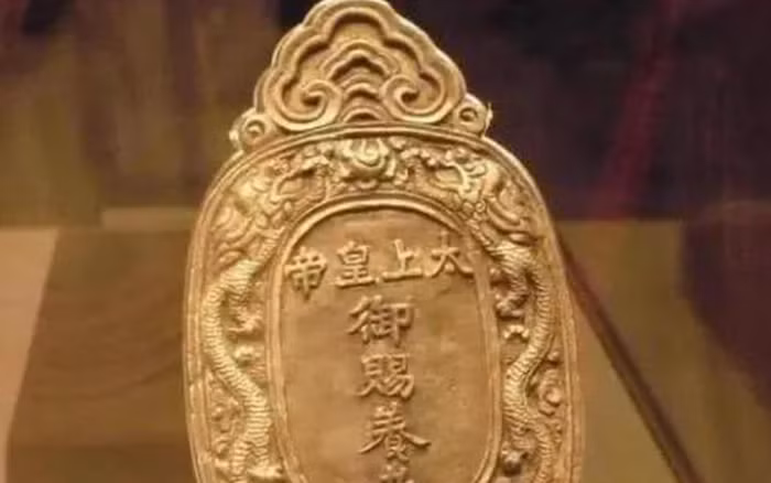 Một người đàn ông đem tấm kim bài miễn tử tham gia một chương trình thẩm định cổ vật và tuyên bố rằng đây là một bảo vật gia truyền.