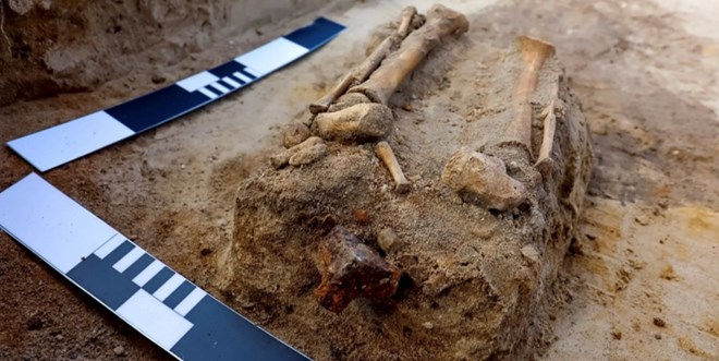 Trong nghĩa địa này, đã tìm thấy một ngôi mộ chứa hài cốt của một đứa trẻ khoảng 5-7 tuổi, được chôn trong tư thế úp mặt xuống đất và có một ổ khóa lớn ở chân.