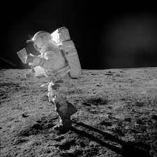 Ông Edgar Mitchell và chỉ huy tàu Apollo 14, Alan Shepard, đã thiết lập kỷ lục thời gian đi bộ trên bề mặt mặt trăng vào năm 1971.