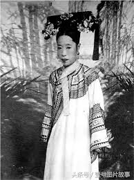 3. Long Dụ Hoàng hậu, hoàng hậu duy nhất của Hoàng đế Quang Tự, được mô tả là một người có tính cách yếu đuối và dung mạo không đặc biệt.