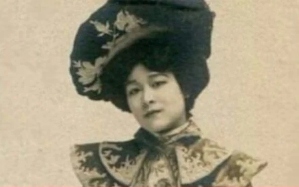 2. Dụ Dung Linh, nữ quan của Từ Hi thái hậu, là một người có ngoại hình đẹp và tài năng trong việc nhảy múa thiên phú. Bà được coi là người Trung Quốc đầu tiên học khiêu vũ hiện đại Âu Mỹ và Nhật Bản.