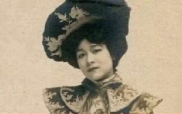 2. Dụ Dung Linh, nữ quan của Từ Hi thái hậu, là một người có ngoại hình đẹp và tài năng trong việc nhảy múa thiên phú. Bà được coi là người Trung Quốc đầu tiên học khiêu vũ hiện đại Âu Mỹ và Nhật Bản.