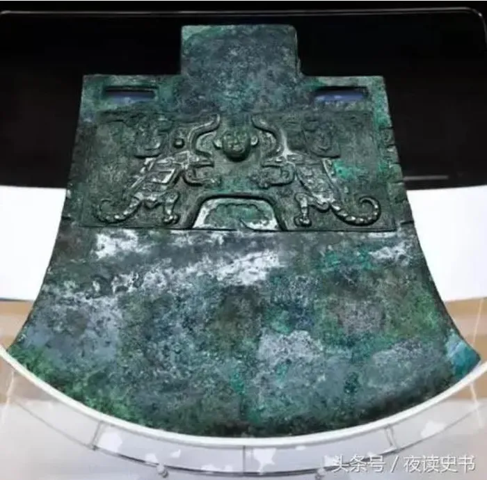 Sau nhiều ngày đêm khai quật, nhóm khảo cổ tìm thấy hơn 3.000 món đồ đồng cổ, đồ gốm sứ, trang sức và đồ trang trí sơn mài. Đây đã trở thành một trong những khám phá quan trọng của khảo cổ học Trung Quốc, với 7 kỷ lục thế giới chứng nhận: Lưỡi rìu cổ nhất thế giới, niên đại hơn 3.400 năm.