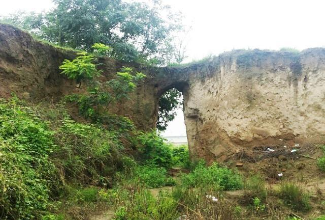 Dưới sự chỉ dẫn của ông lão, các chuyên gia tìm thấy một khu lăng mộ cổ lớn với hơn 100 ngôi mộ nhỏ bên trong, có niên đại từ thời nhà Thương, cách đây hơn 3.400 năm. Khu lăng mộ này được bảo tồn tốt và chưa từng bị đào bới bởi trộm mộ.