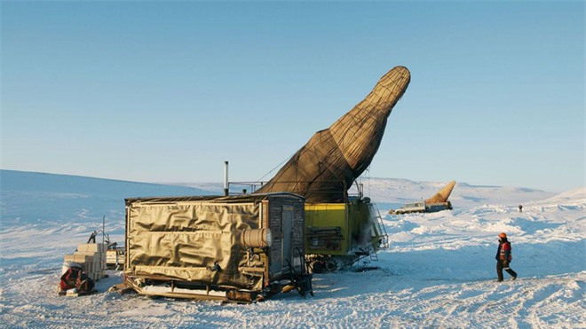 Địa hình xung quanh mỏ vàng Kupol rất phức tạp, với điều kiện di chuyển hạn chế và không có sự cư trú, khiến cho việc khai thác vàng trở nên khó khăn và nguy hiểm.
