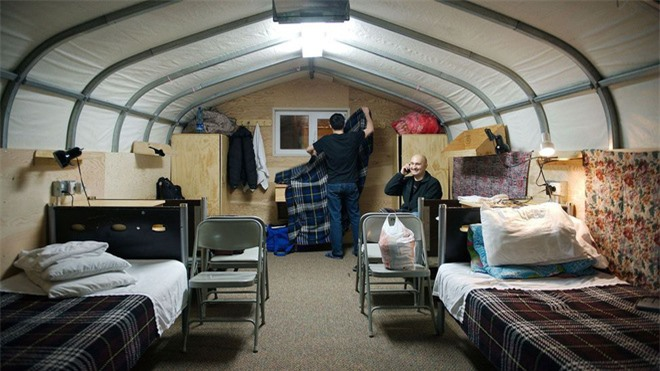 Mỏ Kupol có hơn 1.200 thợ khai thác. Tuy nhiên, nhiều người không chịu nổi điều kiện khí hậu khắc nghiệt và đã từ bỏ công việc này.