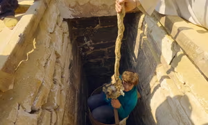 Quan tài này được đặt bên cạnh một kim tự tháp xây dựng trước đó 1.000 năm tại Saqqara.