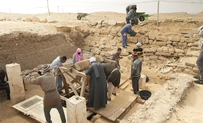 Các khảo cổ học đã tìm thấy quan tài này trong một ngôi mộ ban đầu dài 23 mét dưới lòng đất.