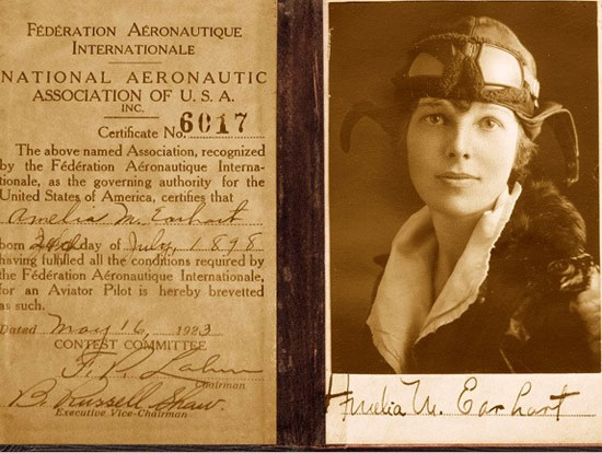 2. Nữ phi công Amelia Earhart: Amelia Earhart là một nữ phi công nổi tiếng, người đã thực hiện nhiều chiến tích bay đáng kinh ngạc. Năm 1937, bà quyết định bay vòng quanh Trái Đất, nhưng đã mất tích khi đang bay ở trung tâm Thái Bình Dương, gần đảo Howland.