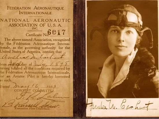 2. Nữ phi công Amelia Earhart: Amelia Earhart là một nữ phi công nổi tiếng, người đã thực hiện nhiều chiến tích bay đáng kinh ngạc. Năm 1937, bà quyết định bay vòng quanh Trái Đất, nhưng đã mất tích khi đang bay ở trung tâm Thái Bình Dương, gần đảo Howland.