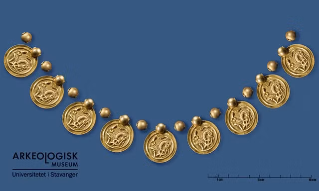 Tuy nhiên, một ngày, máy dò của anh phát ra âm thanh lớn khi anh đi qua một vùng đất trống. Anh đã tìm thấy một " kho báu" khủng là bộ trang sức bằng vàng gồm 9 mặt dây chuyền vàng, 3 chiếc nhẫn vàng và 10 viên bi bằng vàng.