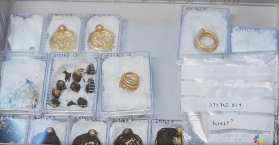 Ban đầu, Erlend Bore nghĩ rằng đó chỉ là đồ giả, nhưng sau đó anh nhận ra rằng đó là trang sức cổ từ thế kỷ thứ V, có niên đại khoảng năm 500 SCN.