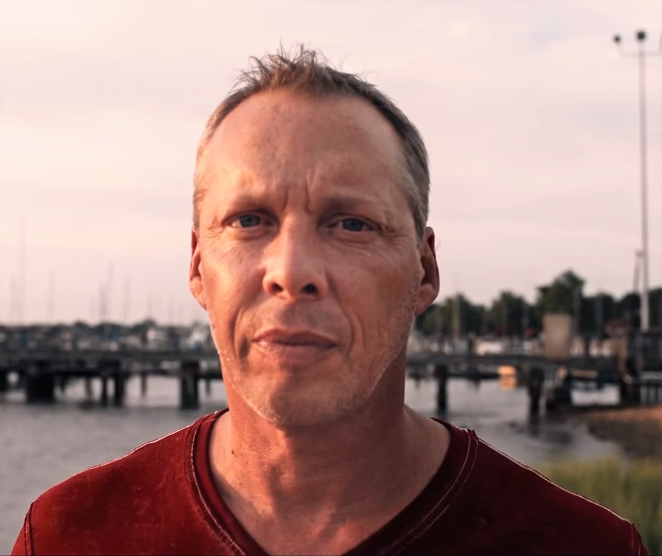 Không những vậy, anh Derek còn bắt đầu sáng tác nhạc cho đàn piano. Đến nay, các nhà khoa học vẫn chưa thể giải thích trường hợp người thường bỗng trở thành thiên tài một lĩnh vực sau khi gặp tai nạn như thế nào.