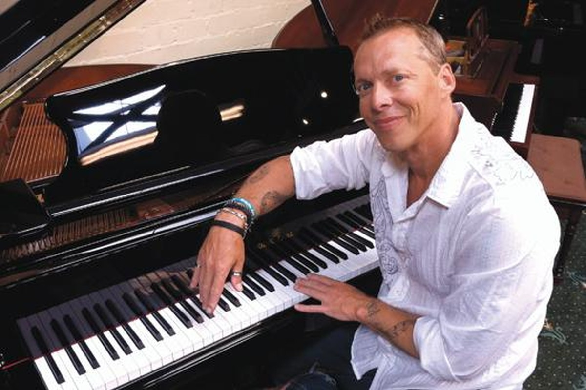 Sau khi hồi phục, anh Derek khiến những người xung quanh ngỡ ngàng khi đột nhiên có năng khiếu âm nhạc - lĩnh vực mà anh chưa từng theo học.