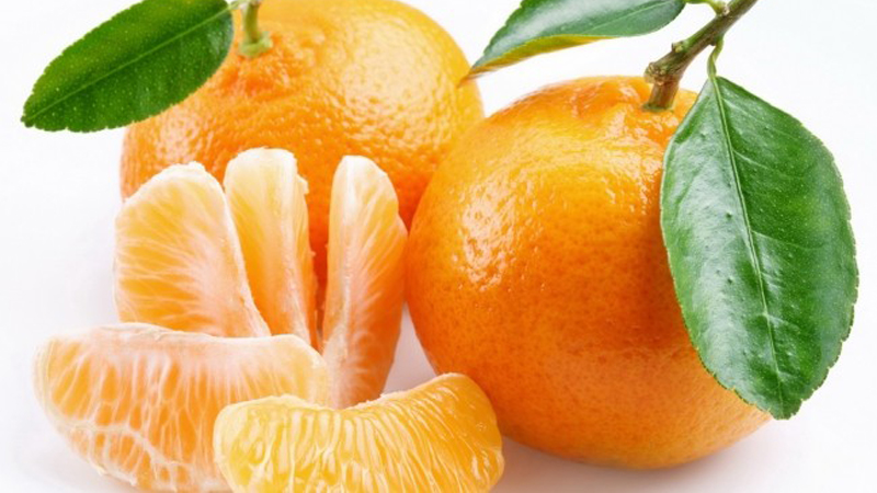 Vitamin C giúp giảm các yếu tố nguy cơ mắc bệnh tim, điều chỉnh huyết áp, và cải thiện chức năng mạch máu. Nó cũng ổn định lượng cholesterol LDL có hại trong máu.