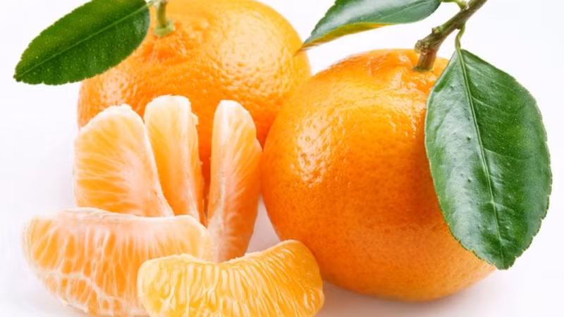 Vitamin C giúp giảm các yếu tố nguy cơ mắc bệnh tim, điều chỉnh huyết áp, và cải thiện chức năng mạch máu. Nó cũng ổn định lượng cholesterol LDL có hại trong máu.