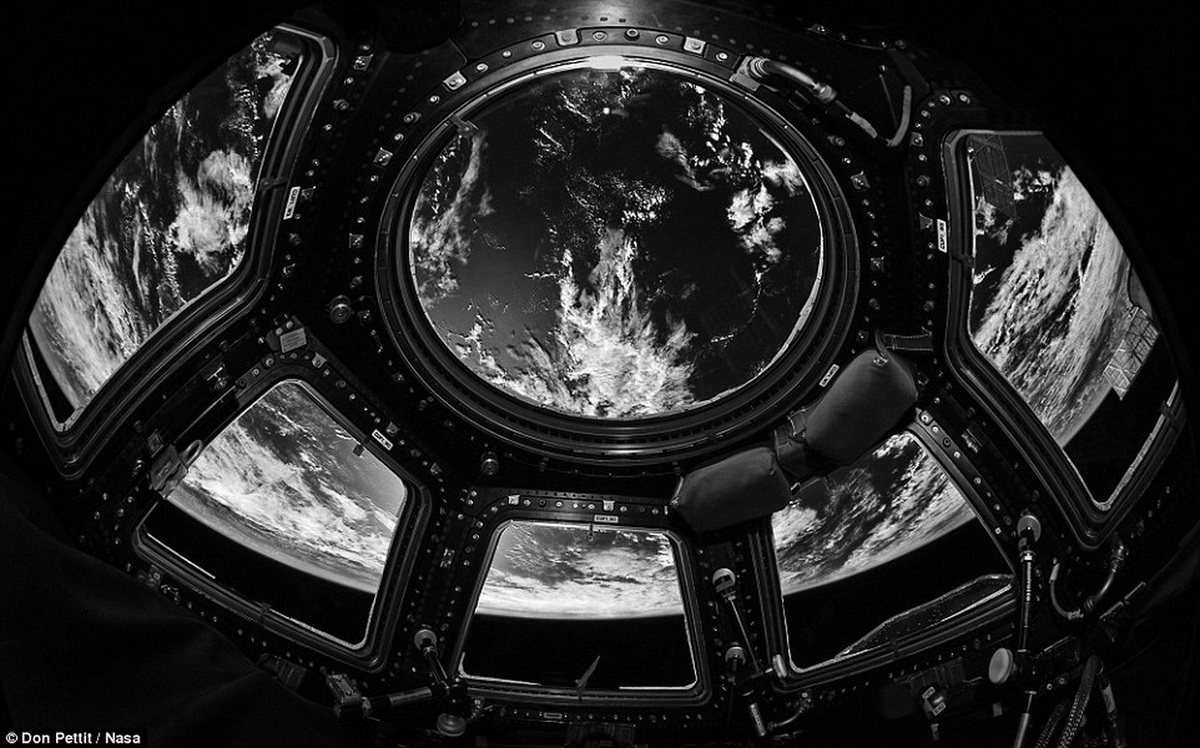 Bức ảnh đen trắng mô tả khoảnh khắc Trái Đất lọt vào các ô cửa của Tàu vũ trụ Trạm ISS.