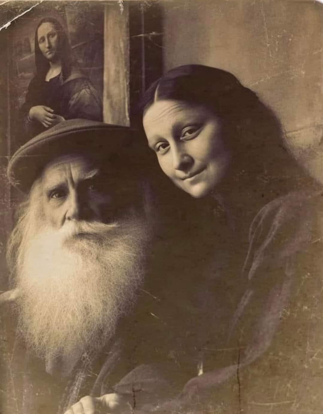 Trong bức ảnh này, Leonardo da Vinci và Mona Lisa đang nhìn vào máy ảnh và có vẻ khá thân thiết. Leonardo da Vinci có khuôn mặt quắc thước và không mỉm cười, trong khi Mona Lisa thoải mái và vẫn giữ nụ cười đặc trưng.