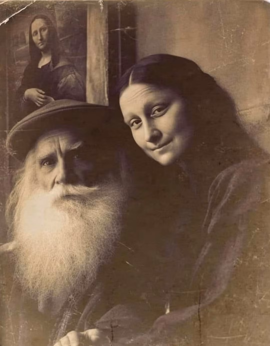 Trong bức ảnh này, Leonardo da Vinci và Mona Lisa đang nhìn vào máy ảnh và có vẻ khá thân thiết. Leonardo da Vinci có khuôn mặt quắc thước và không mỉm cười, trong khi Mona Lisa thoải mái và vẫn giữ nụ cười đặc trưng.